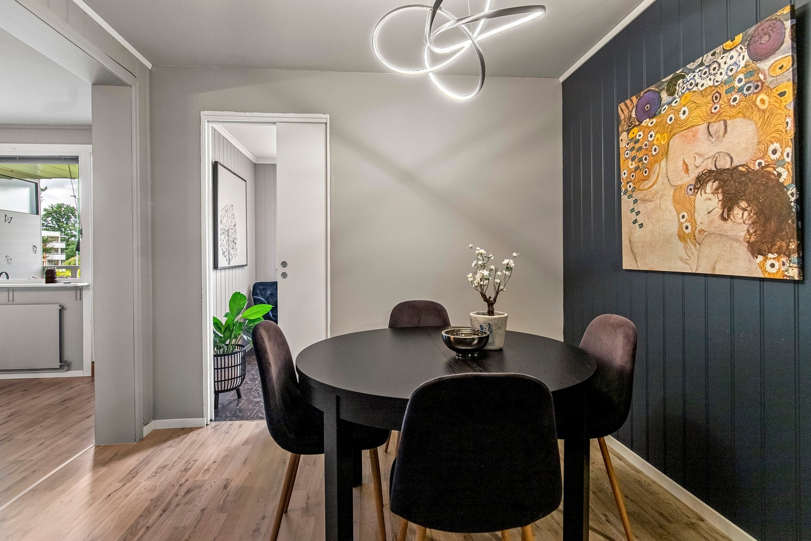 Fra spisestuen har du tilgang til eget kontor/soverom. Galleribilde