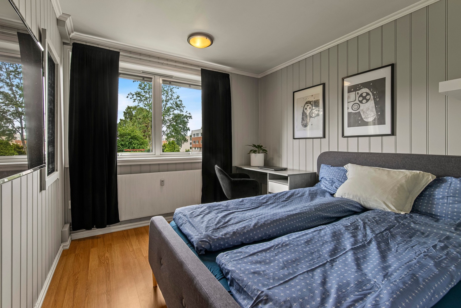 Soverom med god plass til seng og tilhørende møblement. Galleribilde