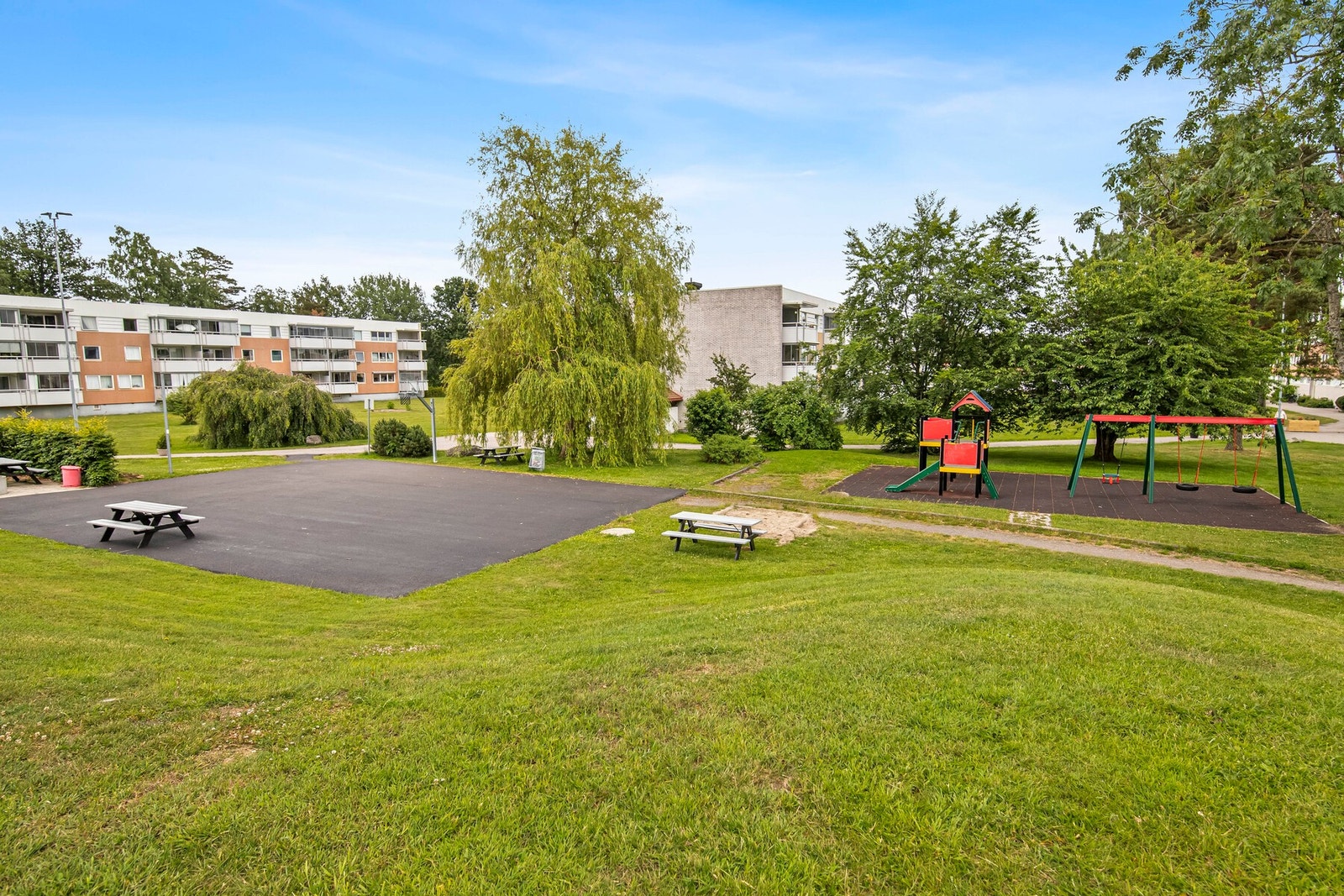 I Vestskogen borettslag er det pene, opparbeidede fellesareal bestående av asfaltert adkomst til bygningene, asfalterte parkeringsområder/gjesteparkering, opparbeidede bed på blokkenes inngangspartiside og pent, stort opparbeidet og barnevennlig utomhus-/ Galleribilde