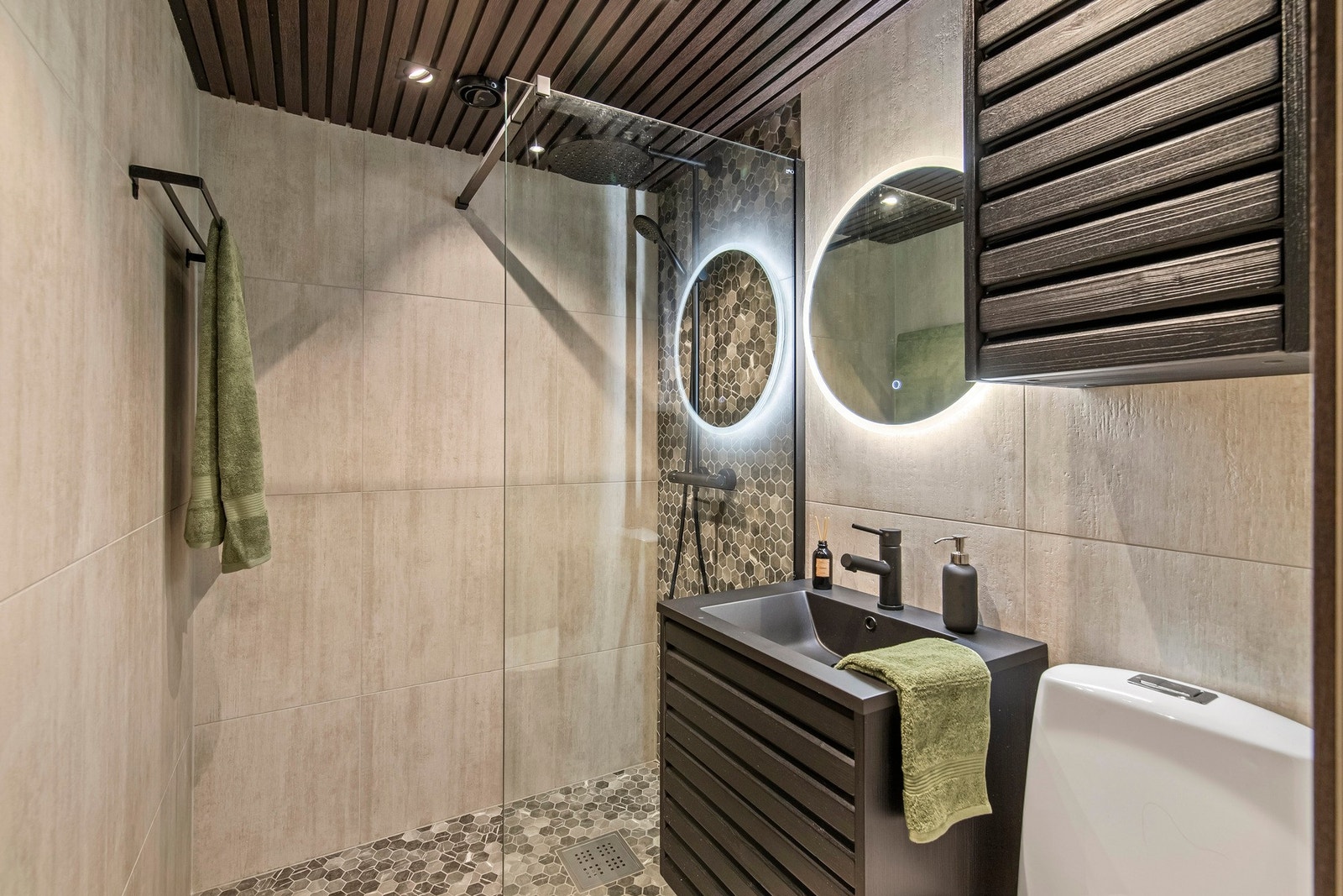 Innredet med servantinnredning, dusjnisje og wc. Galleribilde