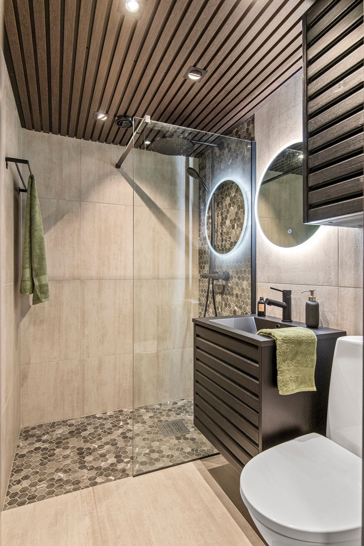 Her har du et flott bad fra 2023. Badet har fliser på gulv med varmekabler, flislagte vegger og spiler med downlights i innvendig tak. Galleribilde