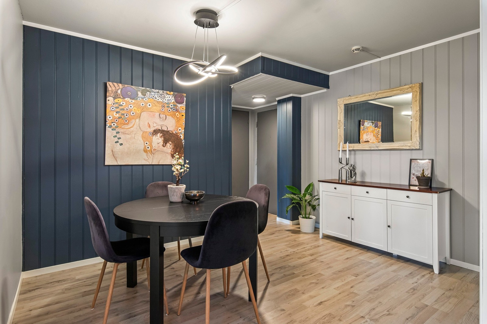 Spisestuen ligger vegg-i-vegg og her er det god plass til å dekke til langbord når man har gjester. Det er store vindusflater som slipper inn mye naturlig lys. Galleribilde