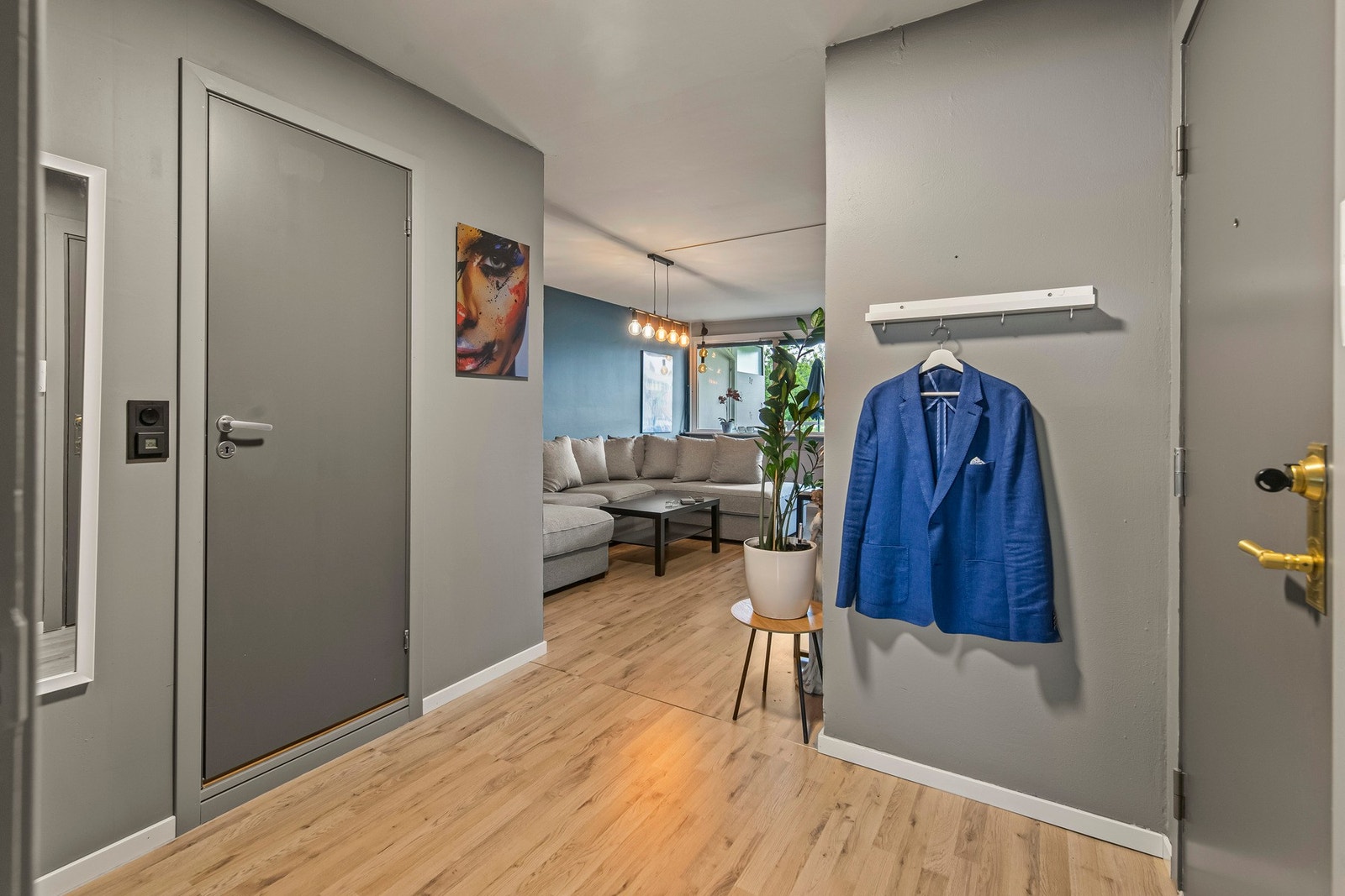 Du kommer inn til en praktisk entrè i det du kommer inn i leiligheten. Her er det god plass til å henge fra seg yttertøyet. Galleribilde