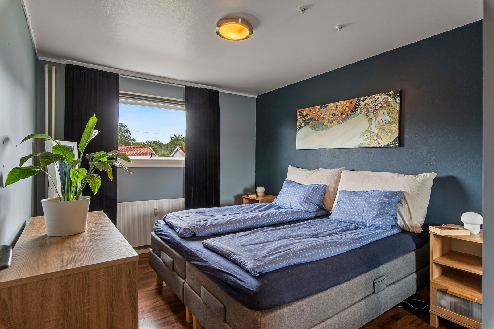 Soverom 3 med god plass til seng og tilhørende møblement. Galleribilde