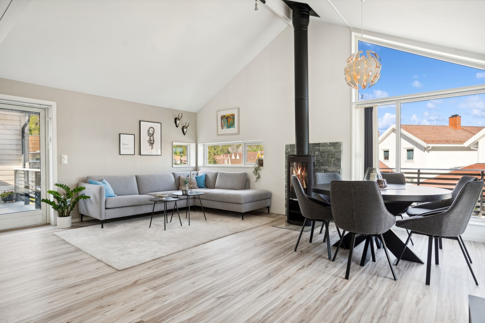Til venstre er det tilkomst til terrasse over carport Galleribilde