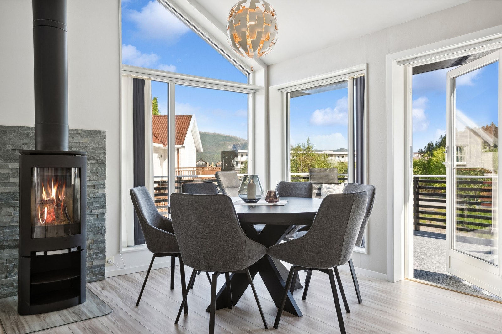 Hyggelig sone for spisegruppe, samt tilkomst til romslig terrasse Galleribilde