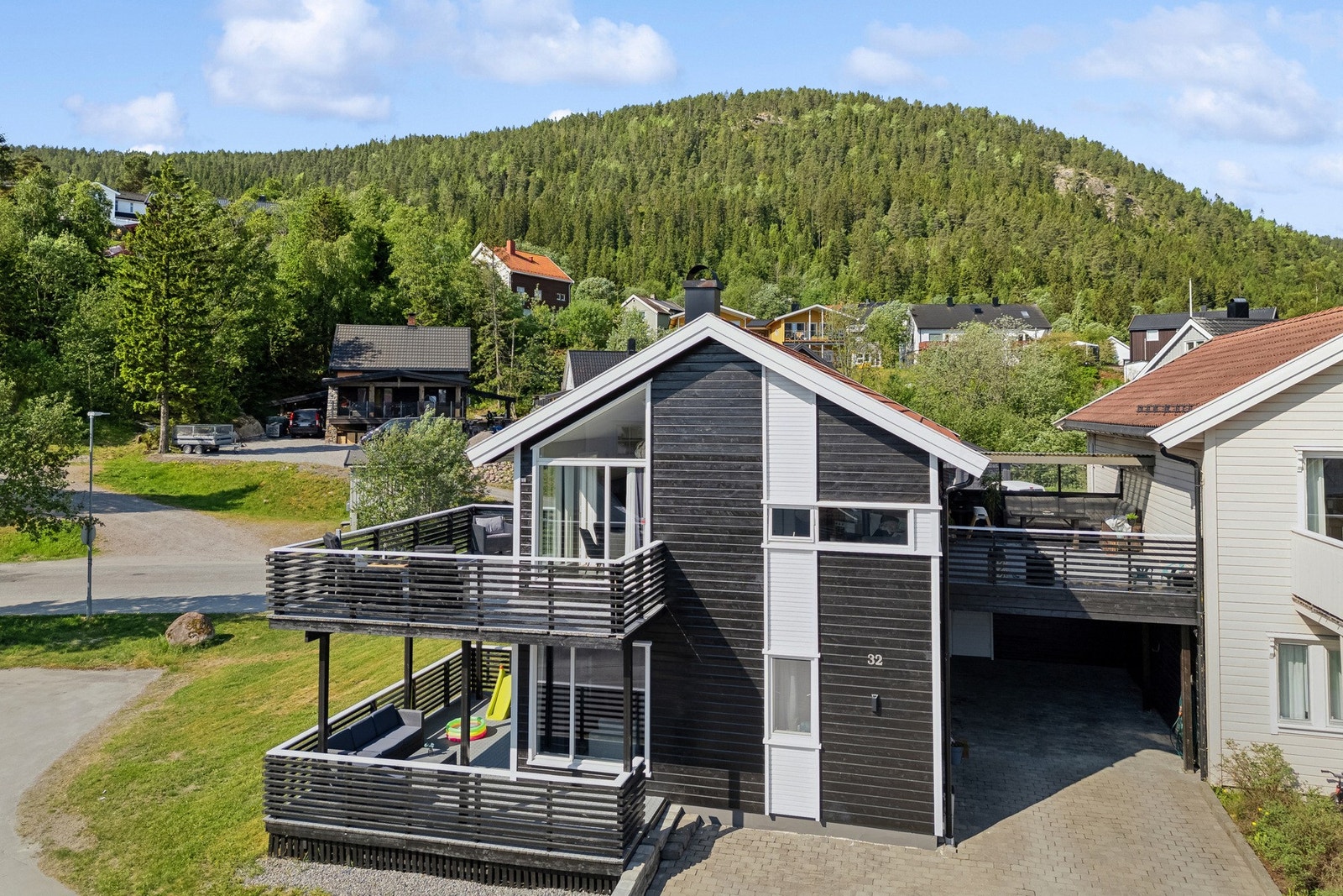 Carport under terrassen på ca 24 m², bod på 5 m² og en liten hagebod på baksiden Galleribilde
