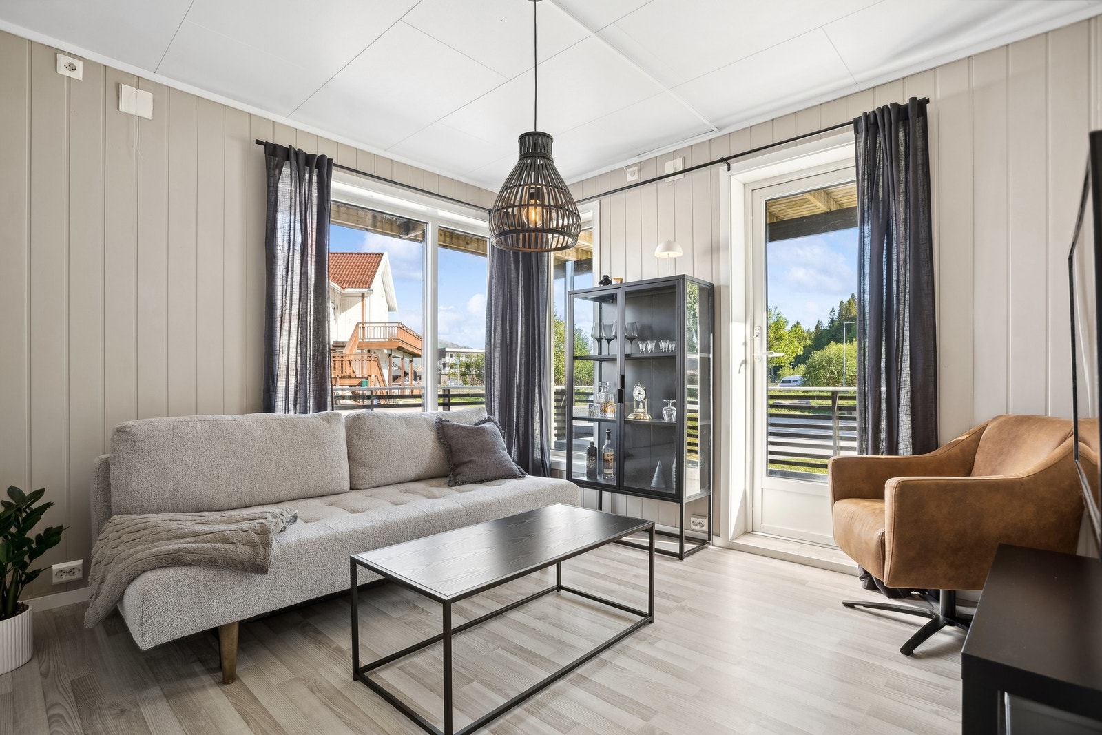 Her det tilkomst til sørvendt terrasse og fine uteomgivelser Galleribilde