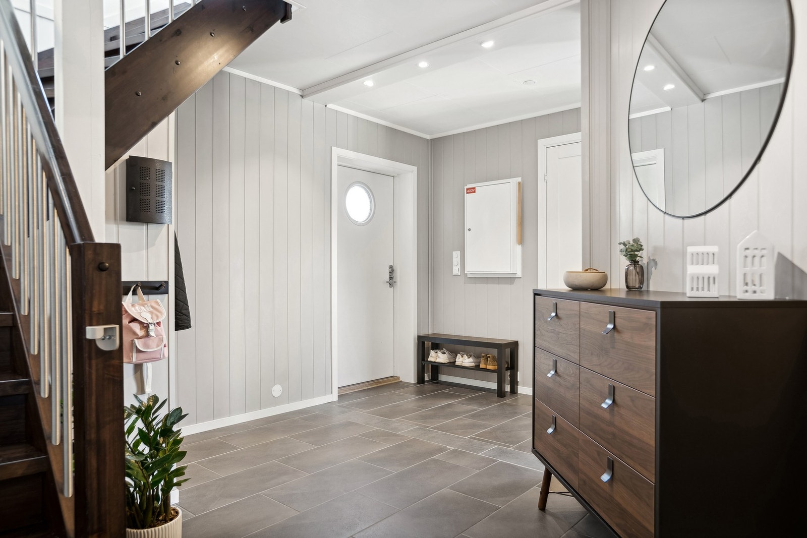 Åpen og tiltalende entrè i 1.etasje Galleribilde
