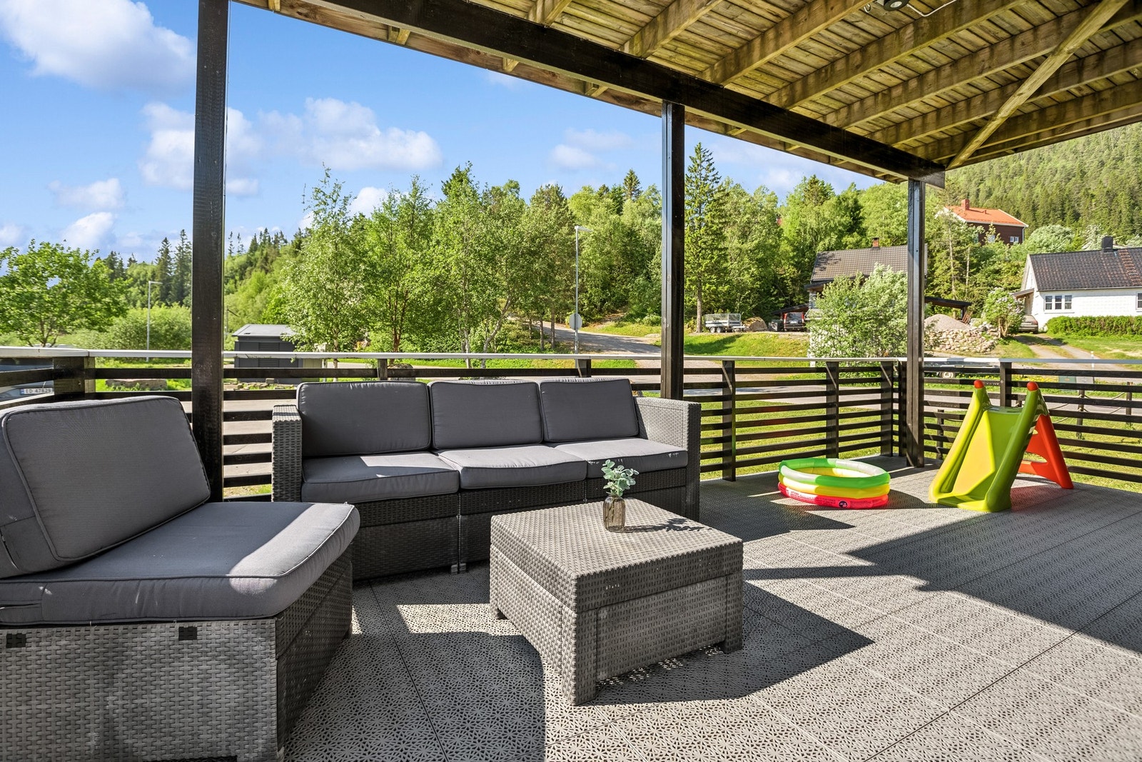 Terrasse i 1.etasje. God plass for soner med møblering på alle tre terrasser Galleribilde