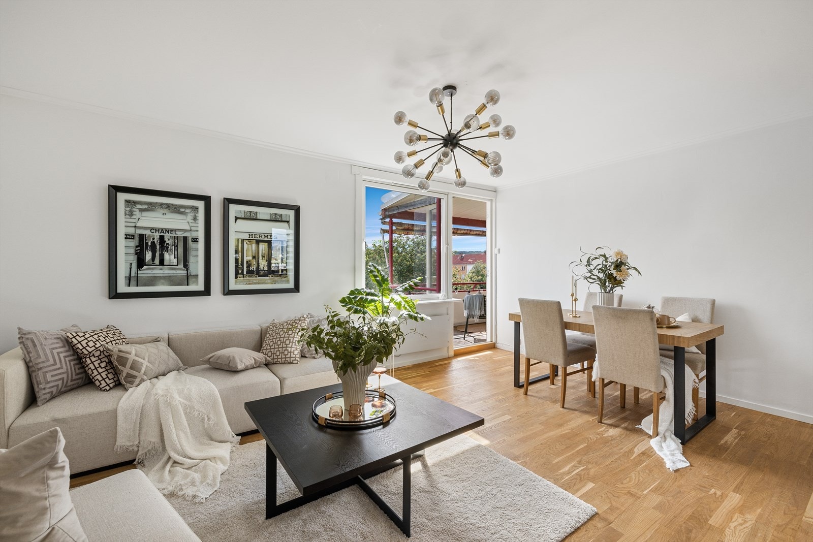 Rommet er lett å møblere og har god plass til spisegruppe, sofa og TV med tilhørende møblement Galleribilde