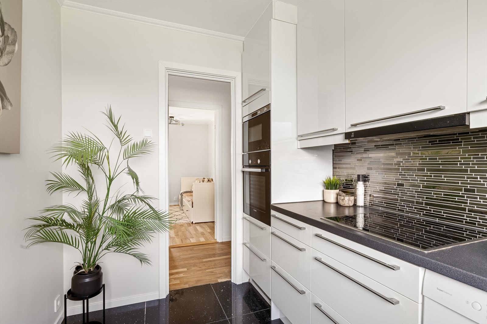 Kjøkkenet er utstyrt med platetopp, kum med ettgreps blandebatteri, ventilator, kjøl/fryseskap, oppvaskmaskin ovn, mikrobølgeovn og oppvaskmaskin. Flislagt vegg over benkeskap. Plass til å innrede med en koselig spisekrok. Det er montert vannvakt. Galleribilde