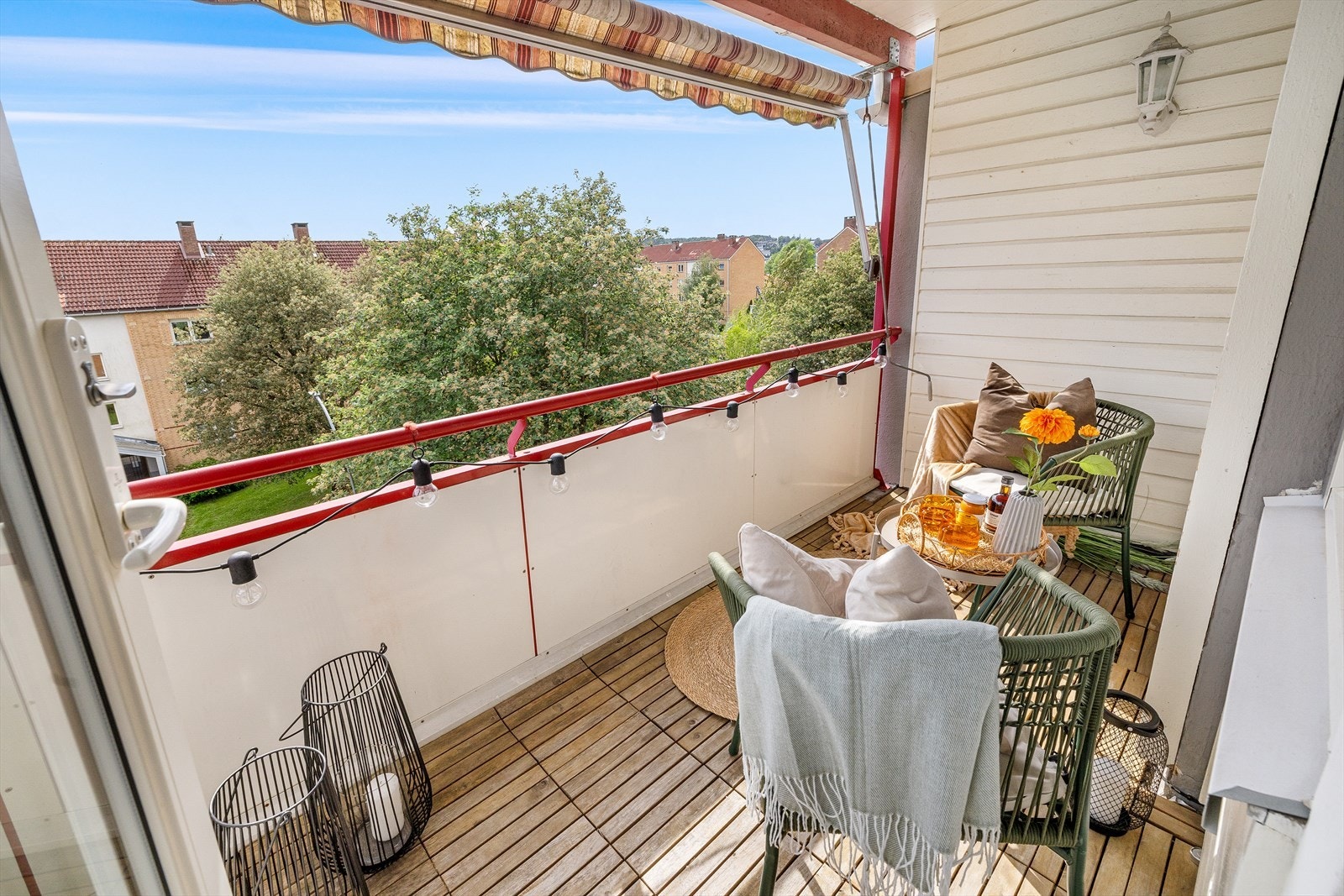 Balkongen fungerer som en fin forlengelse av stuen Galleribilde