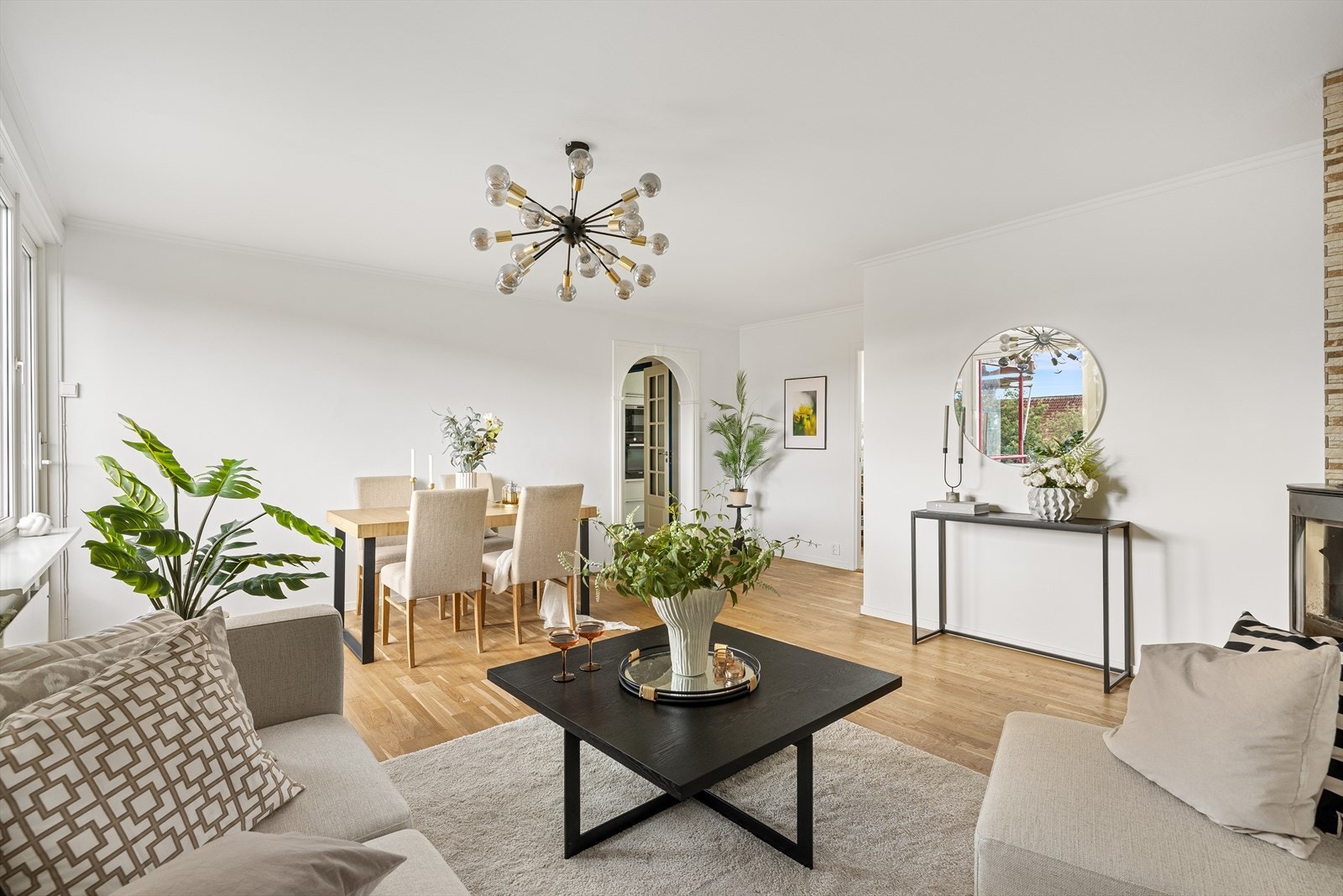 De store vindusflatene, kombinert med funksjonell planløsning gir luftig inntrykk og god romfølelse. Galleribilde