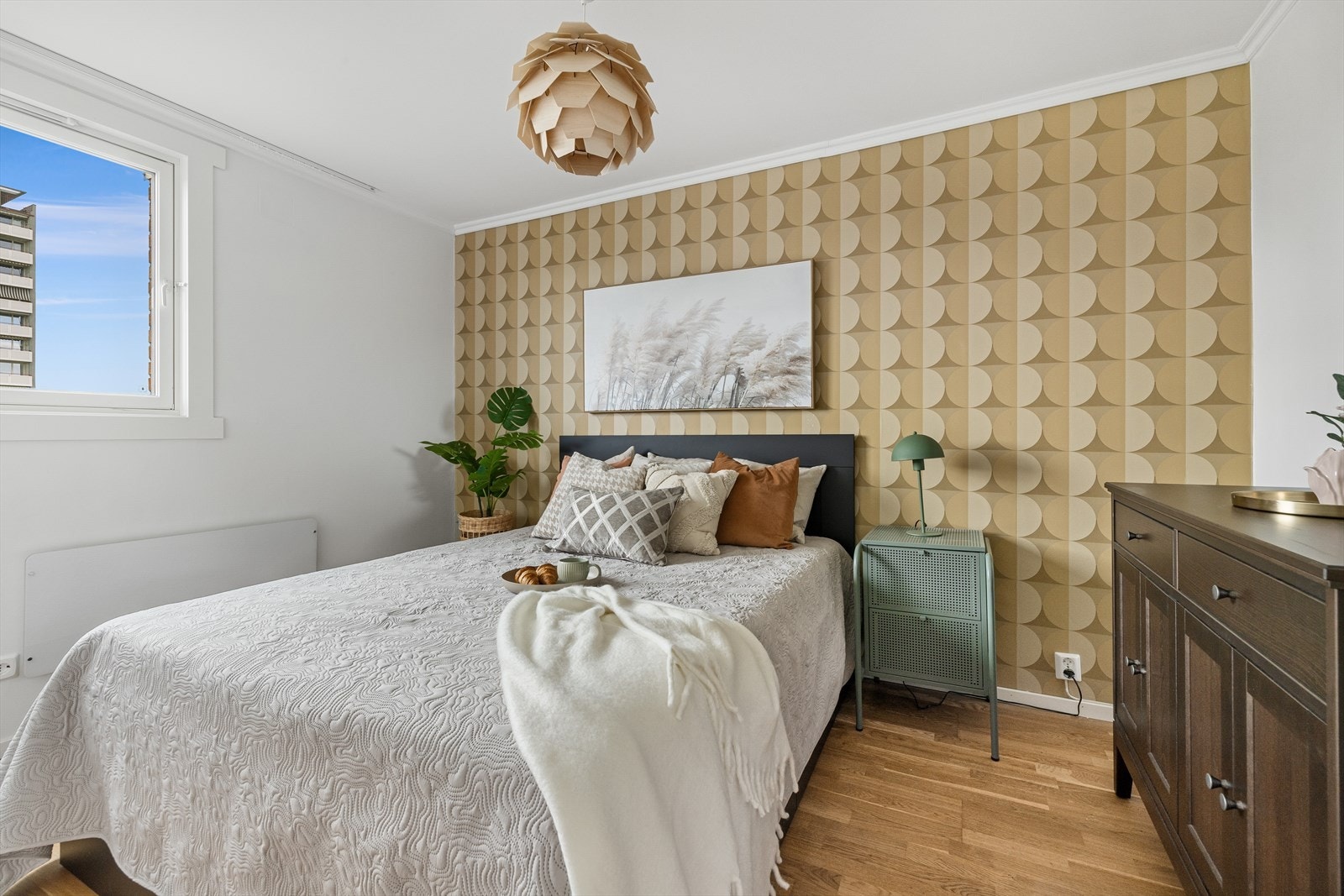 Lyst og romslig hovedsoverom med god plass til dobbeltseng, tilhørende nattbord, garderobeskap og annet ønsket møblement. Galleribilde