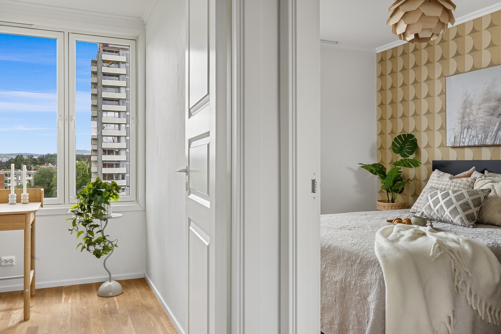 De store vindusflatene, kombinert med funksjonell planløsning gir luftig inntrykk og god romfølelse Galleribilde