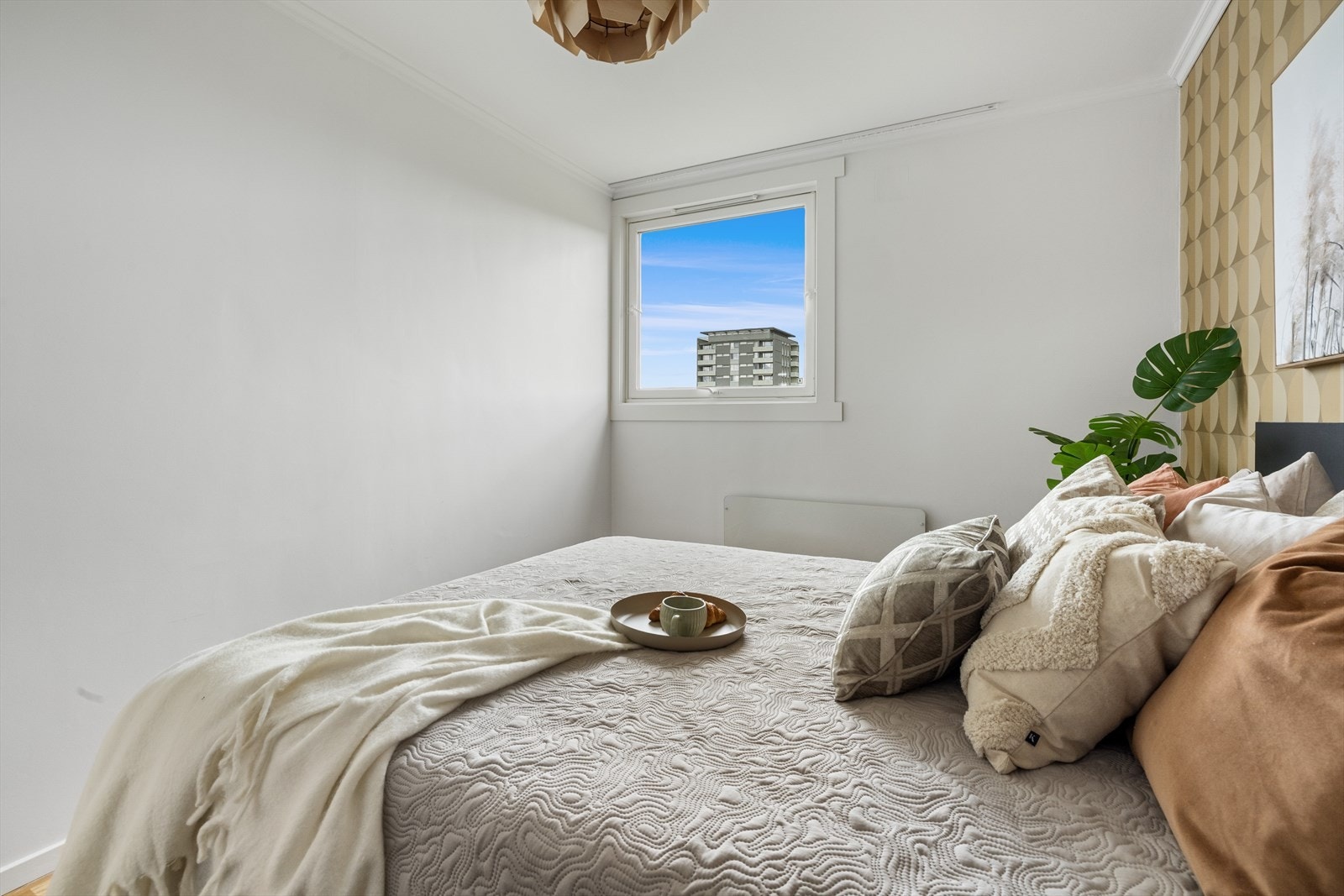 Rommets store vindusflater sørger for godt med naturlig lysinnslipp og gjør det enkelt å lufte ut. Galleribilde