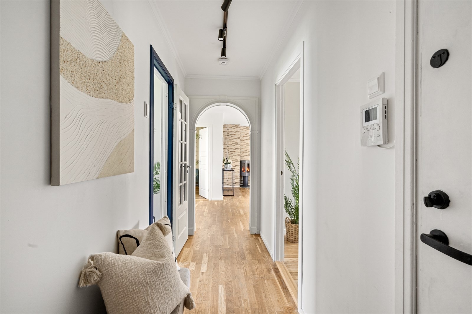 Innbydende og romslig entré som gir et svært godt førsteinntrykk av leiligheten Galleribilde