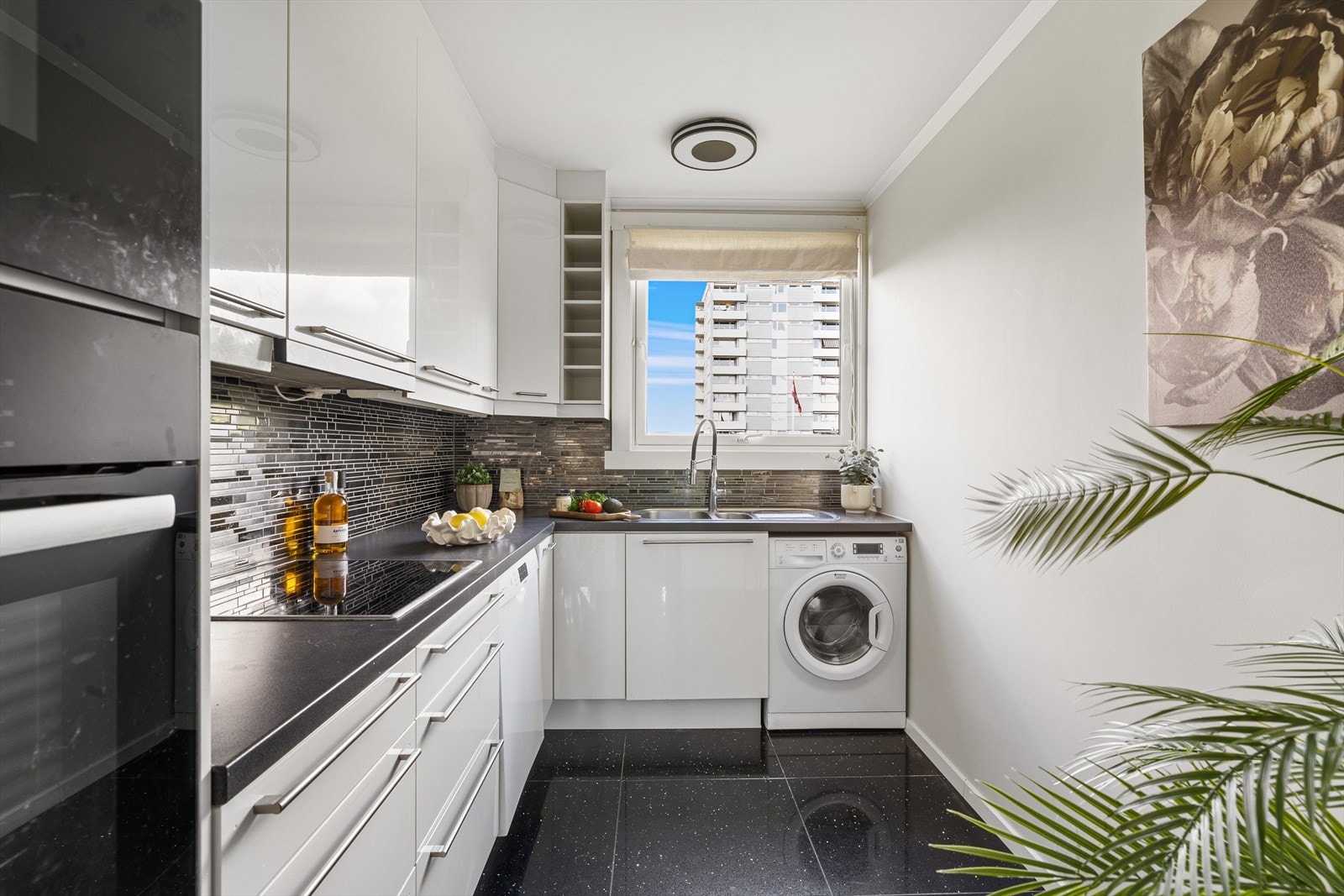 Pent og velholdt kjøkken med kjøkkeninnredning fra 2011. Kjøkkeninnredning bestående av glatte fronter og foliert benkeplate. Galleribilde