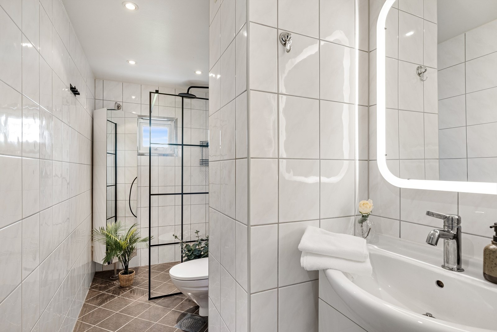 Delikat og utvidet bad som ble rehabilitert i regi av borettslaget i 2011. Varmekabler i gulv og malt himling med innfelte downlights. Galleribilde