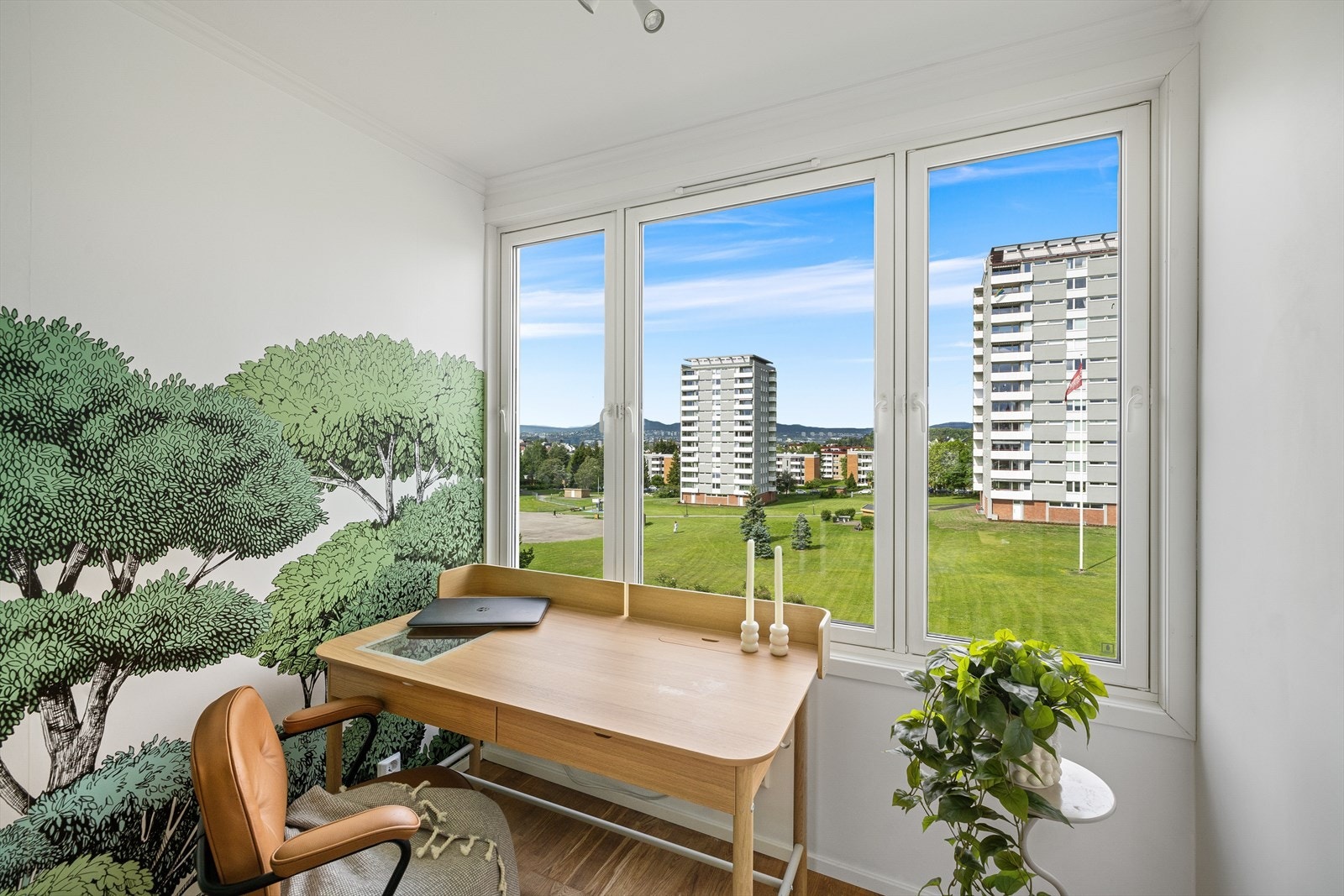 Rommets store vindusflater sørger for godt med naturlig lysinnslipp og gjør det enkelt å lufte ut Galleribilde