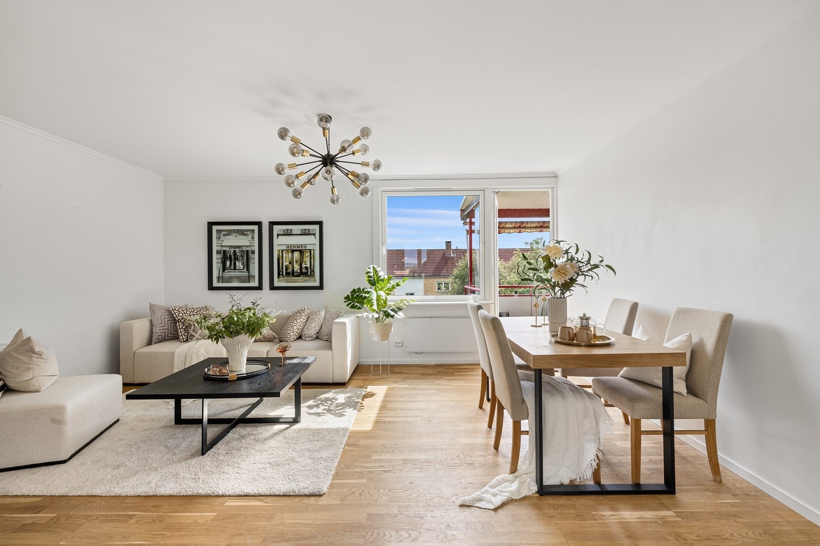 Det første som møter deg i stuen er de store vinduene som slipper inn godt med naturlig lys Galleribilde