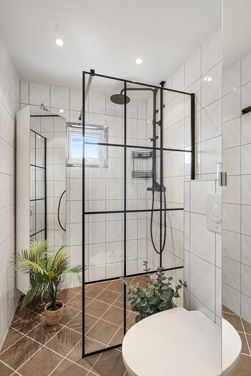 Baderomsinnredning bestående av vegghengt klosett, servantinnredning, servant med ettgreps blandebatteri, dusjvegg og dusjarmatur. Ventilasjon gjennom oppdriftsventil og tilluft fra spalte under dør. Bad er ifølge tidligere salgsoppgaver fra 2011. Galleribilde