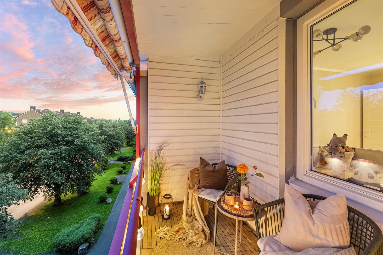 Plass til å innrede med sittegruppe, grill og beplantning Galleribilde