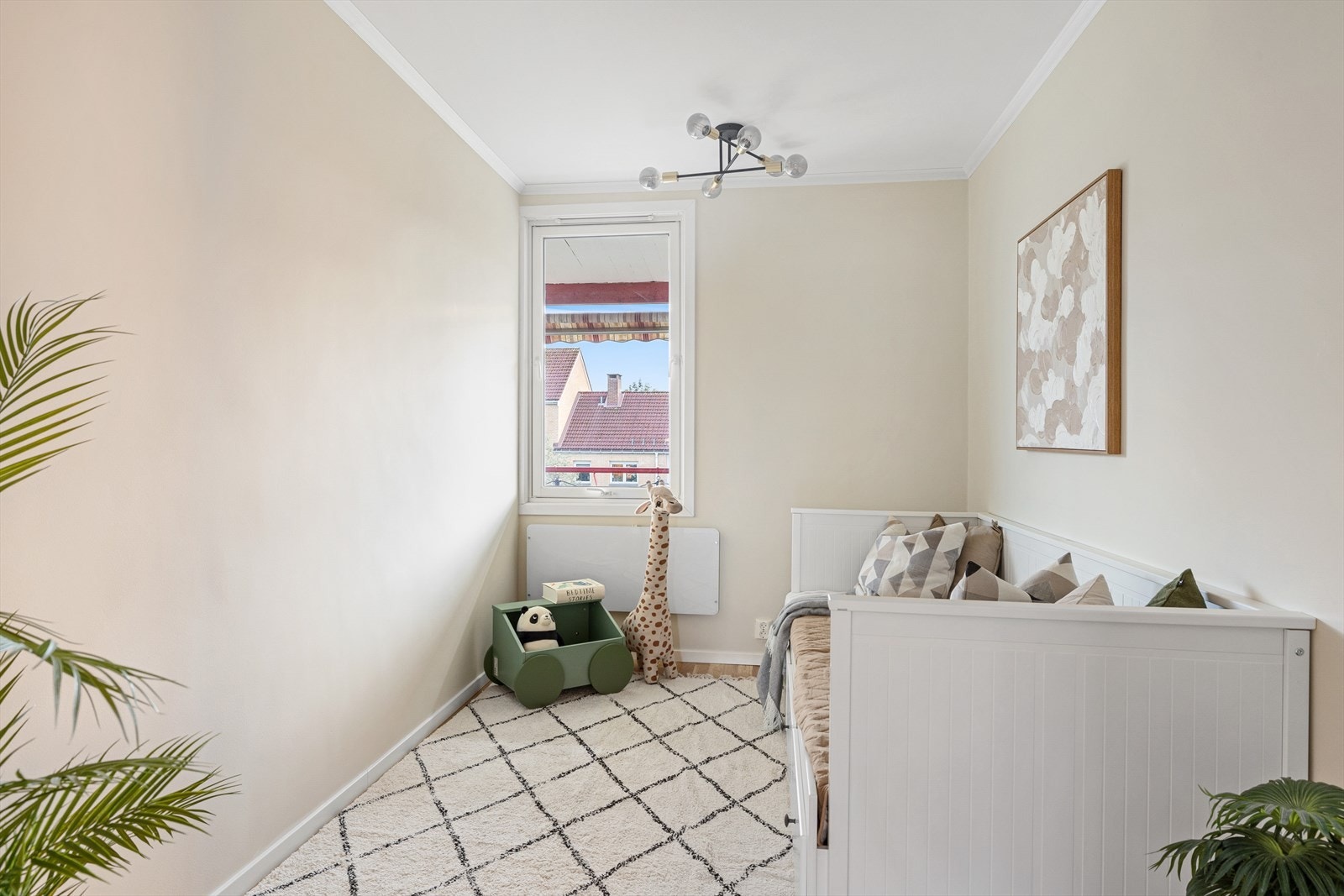 Soverom III er også av god størrelse og har mange bruksmuligheter. God plass til seng, skrivebord, garderobeskap og annen interiør. Galleribilde