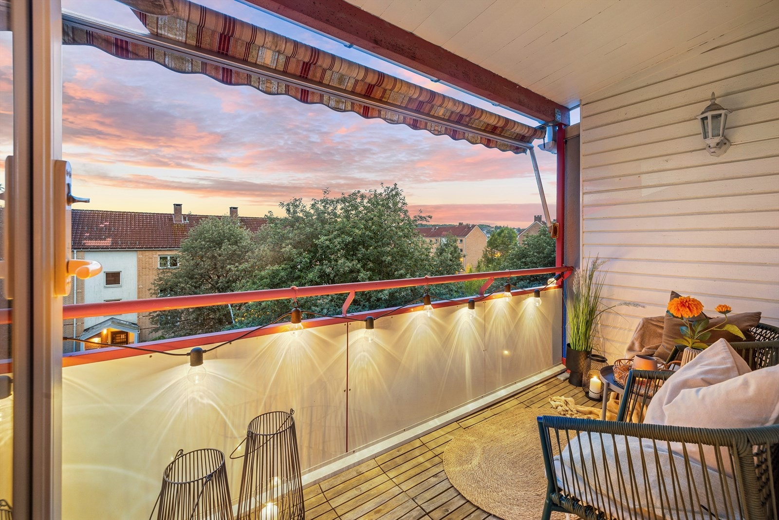 Romslig, lys og gjennom gående toppleilighet med solrik balkong og svært god beliggenhet på Manglerud Galleribilde