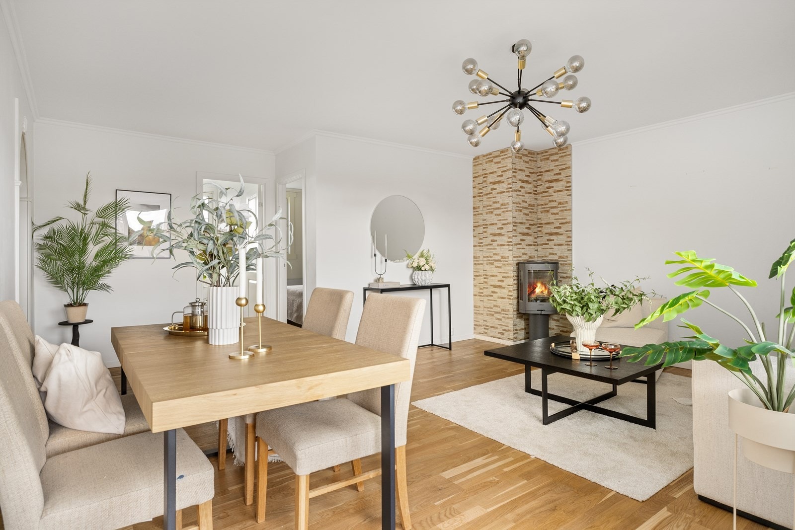 Rommet er lett å møblere og har god plass til spisegruppe, sofa og TV med tilhørende møblement Galleribilde