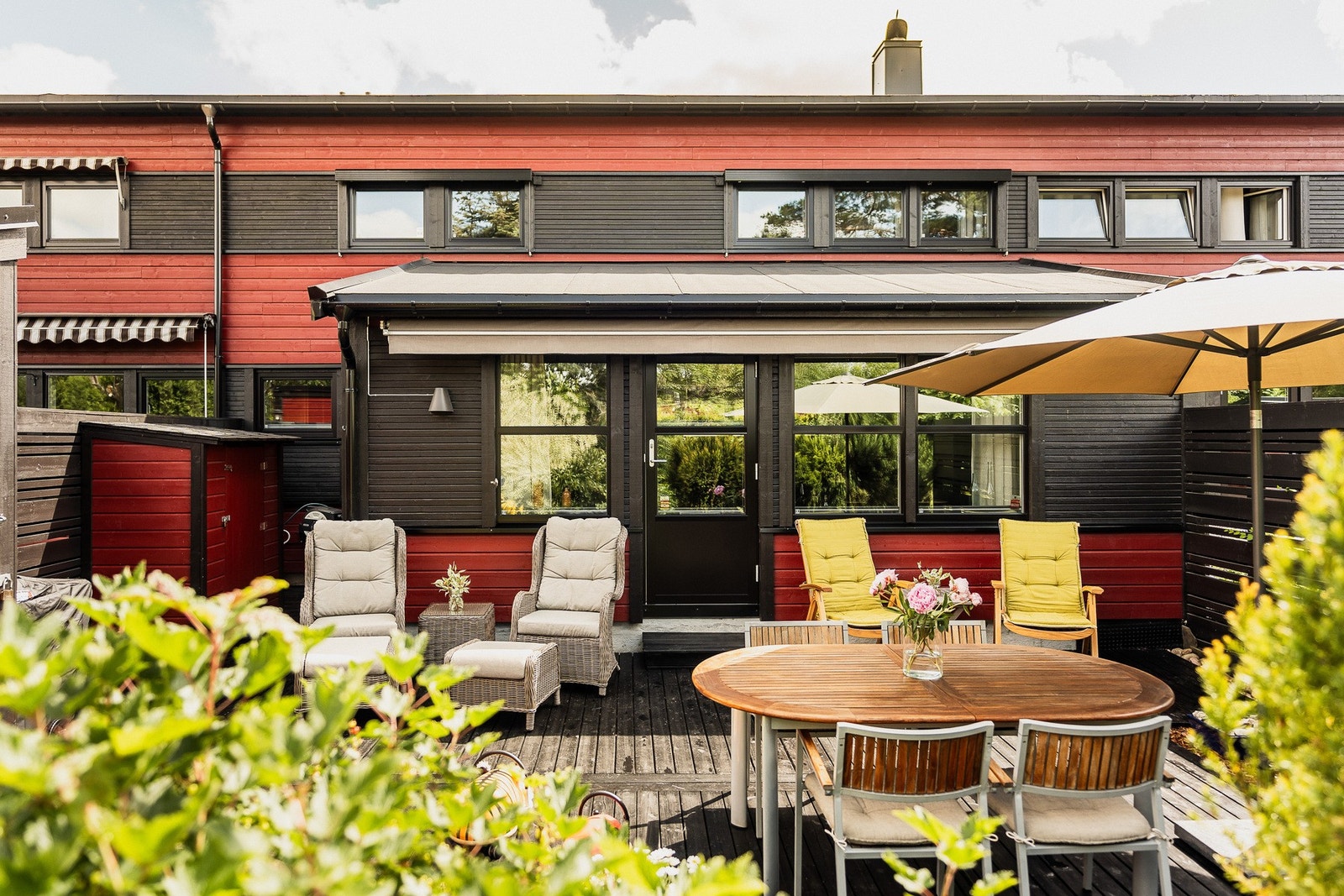 To terrasseplattinger på hhv. 35 og 6kvm samt hage. Galleribilde