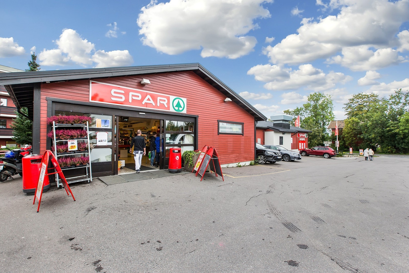 Spar nærbutikk med ferskvaredisk få meter fra borettslaget. Galleribilde