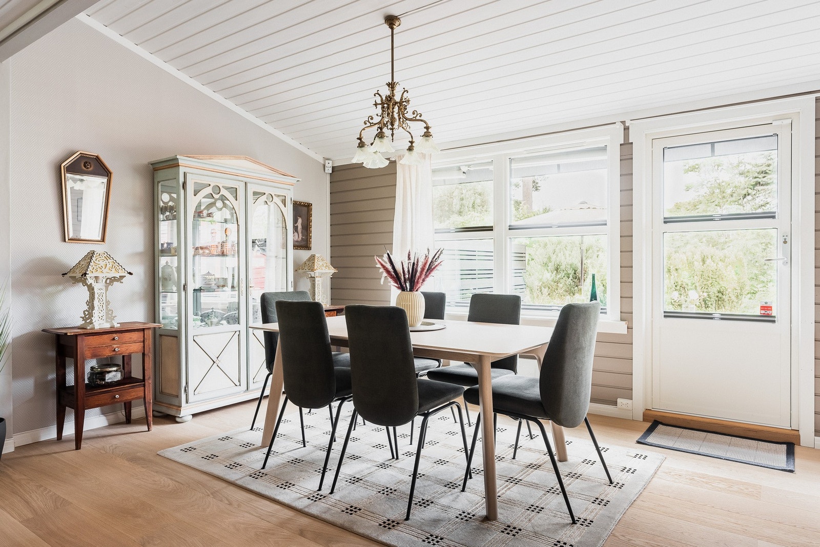 Lys og romslig spisestue m/adkomst til uteplassen. Galleribilde