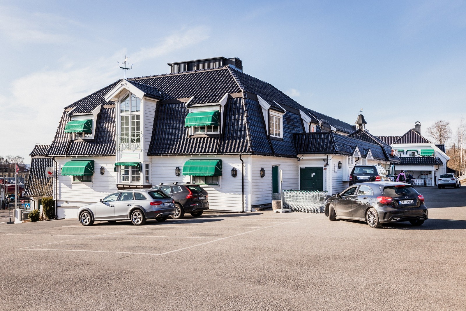 Få minutters reisevei til Holtet med Jacobs (under ombygging), Åpent Bakeri/Lofthus, Kaffebrenneriet m.m. Galleribilde