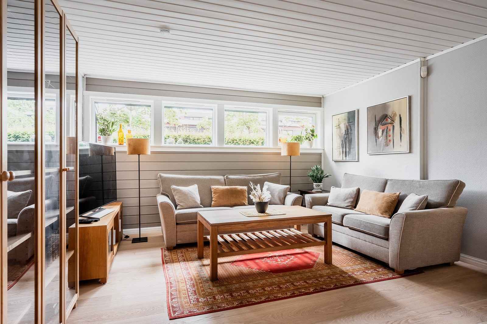 Lys og romslig stuesone. Galleribilde