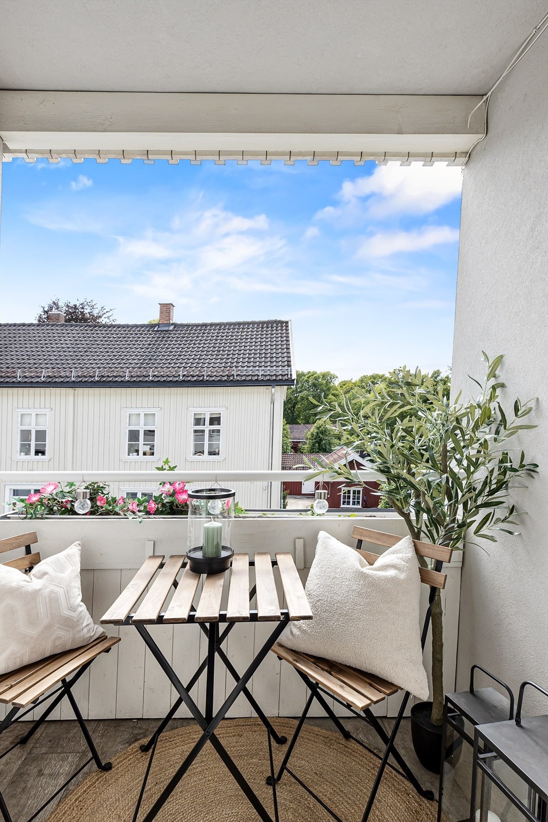 Sydvestvendt balkong med plass til bord og stoler. Galleribilde