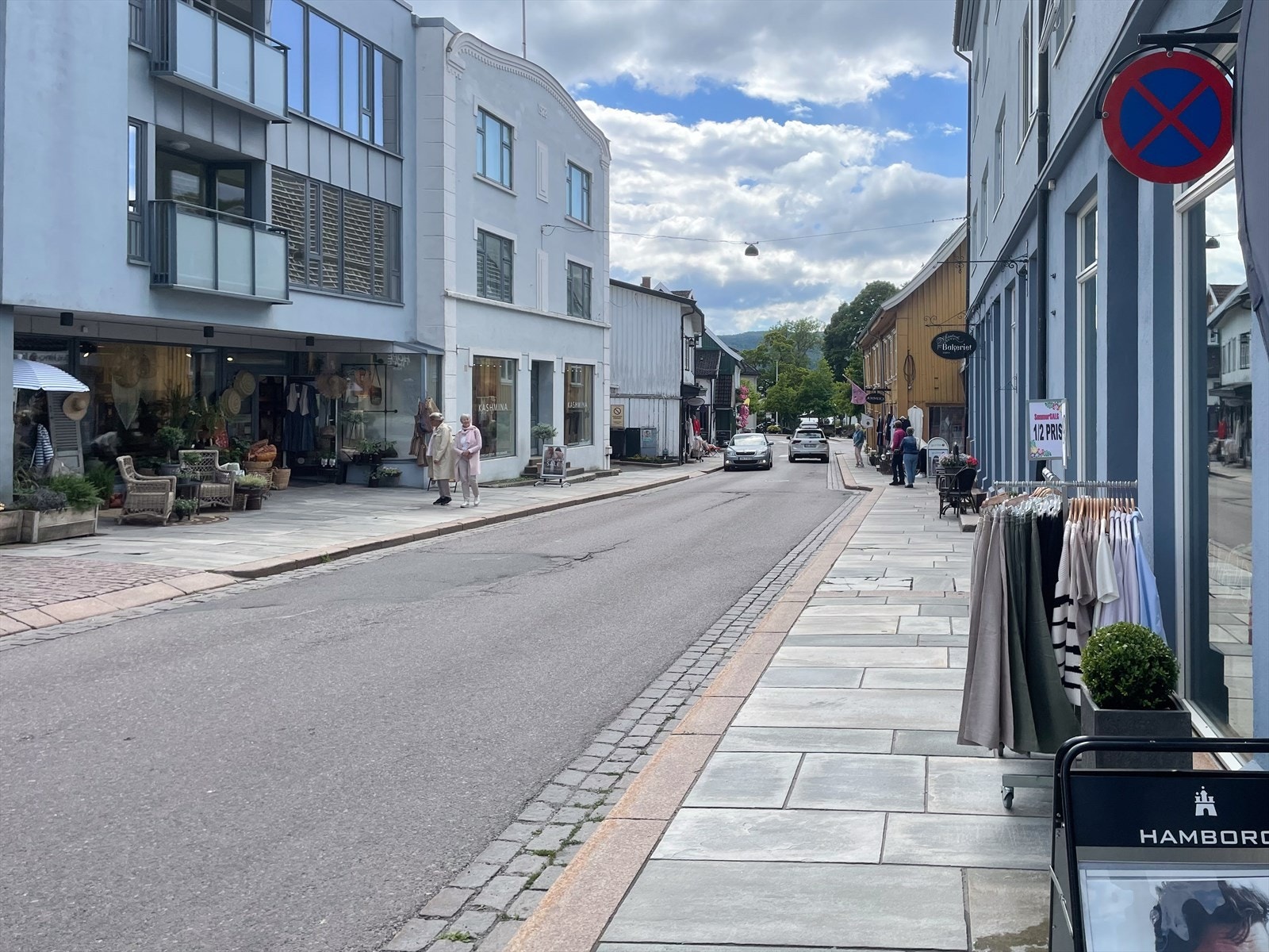 Spesielt for Drøbak er de koselige gatene med nisjeforretninger, gallerier og serveringssteder. Galleribilde