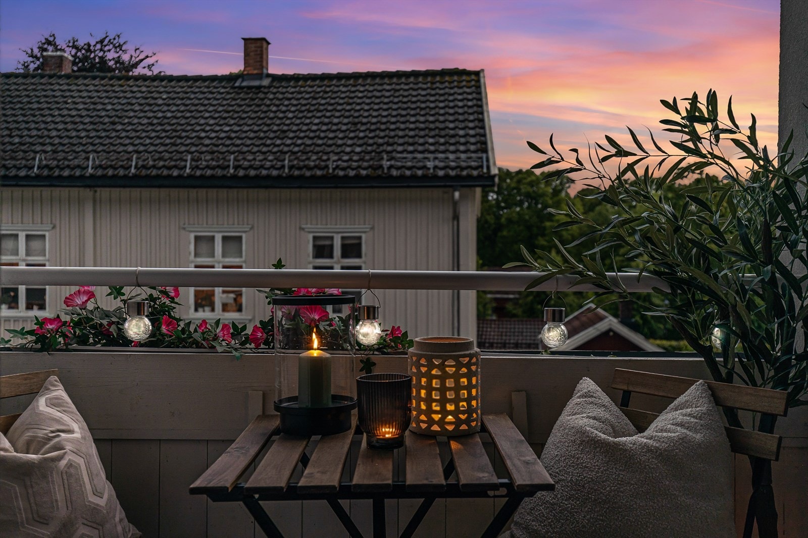 Den sydvestvendte balkongen er et fint sted å trekke seg ut på varme sommerkvelder. Galleribilde