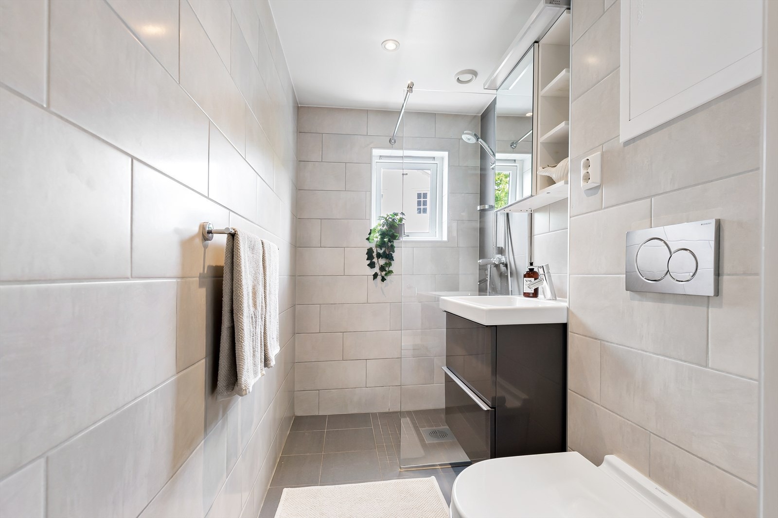 Badet ble pusset opp i regi av borettslaget i 2014 og har flislagte overflater på gulv og vegger. Galleribilde