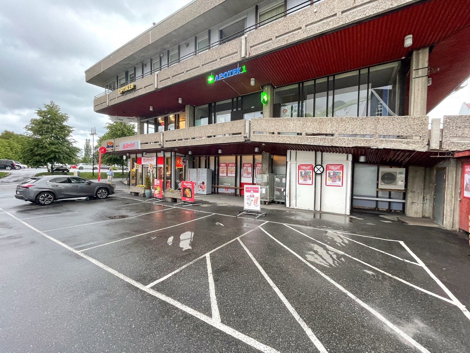 Nærmeste matbutikk er Matkroken som også holder åpent på søndager. Her finner du også apotek. Galleribilde