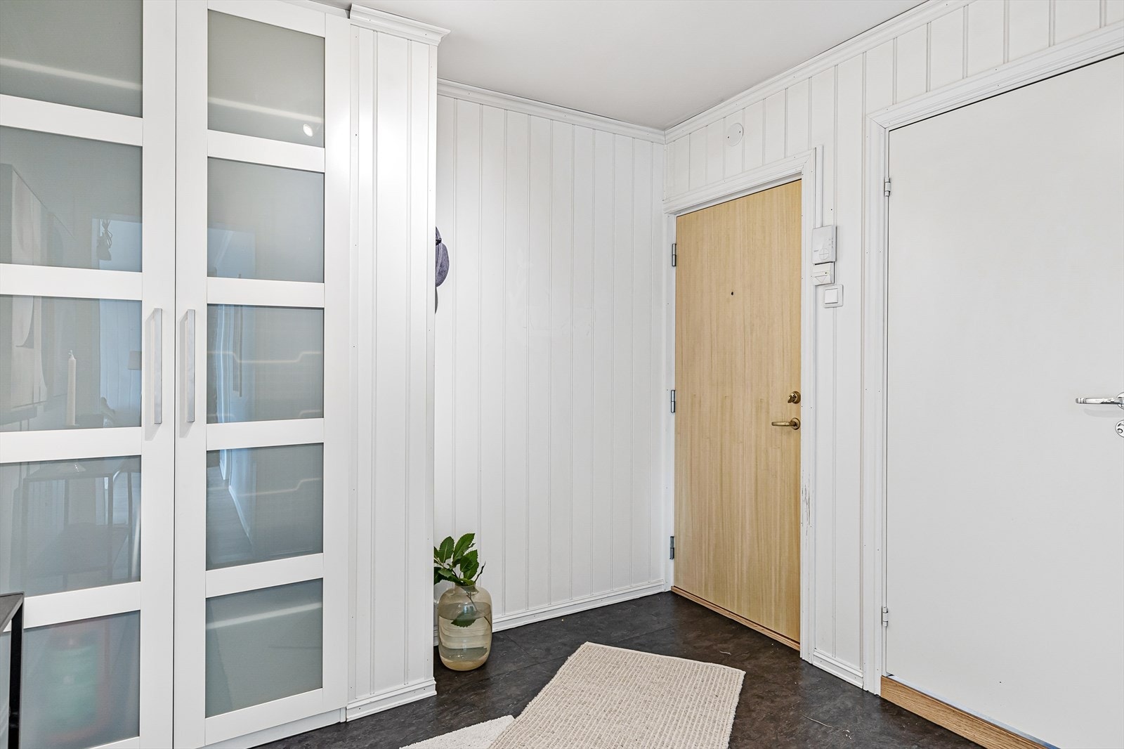 Velkommen inn! Entréen er romslig og har medfølgende garderobeskap for enkelt å kunne henge fra seg yttertøy. Galleribilde
