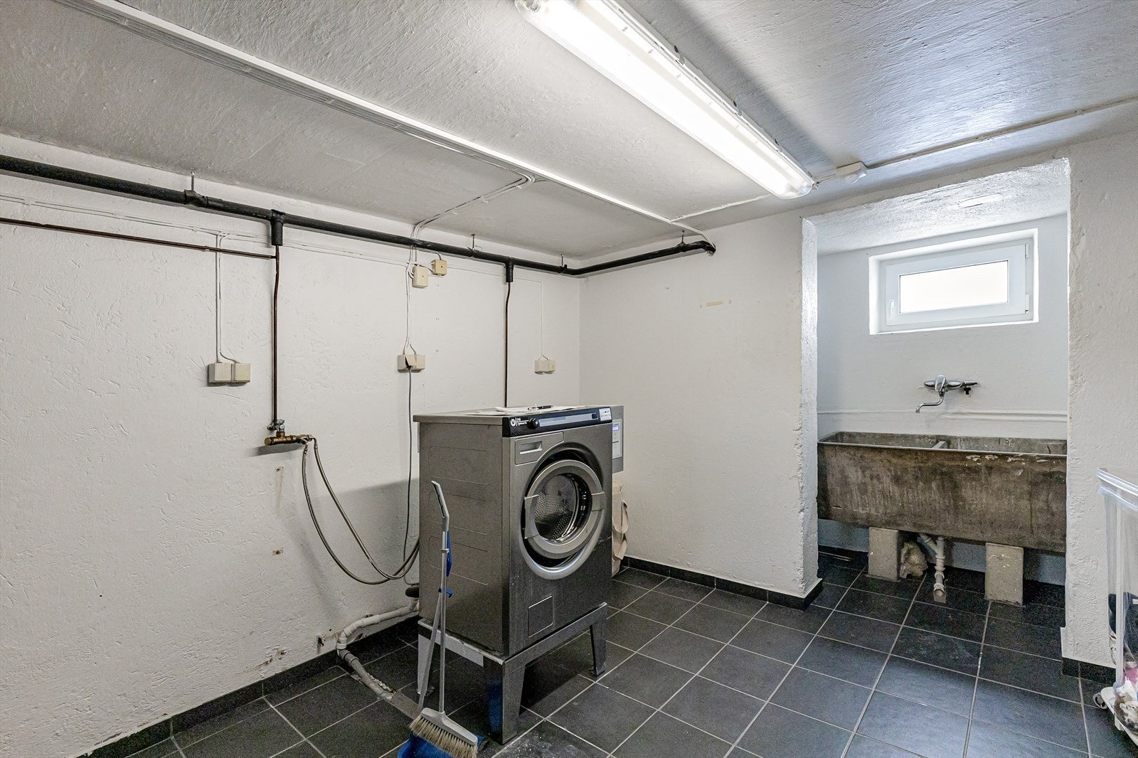 Fellesvaskeri i kjeller. Her booker du tid ved å sette deg opp på liste. Galleribilde
