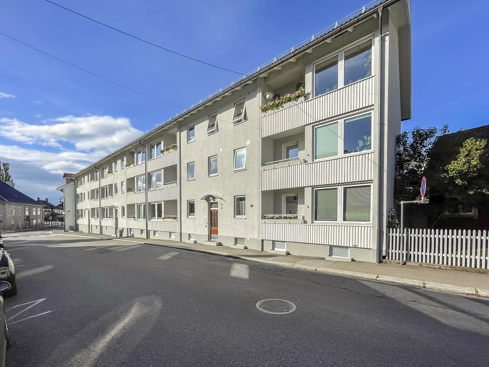 Niels Carlsens gate 17B ligger midt i Drøbak sentrum og herfra har du gangavstand til alle byens fasiliteter. Galleribilde