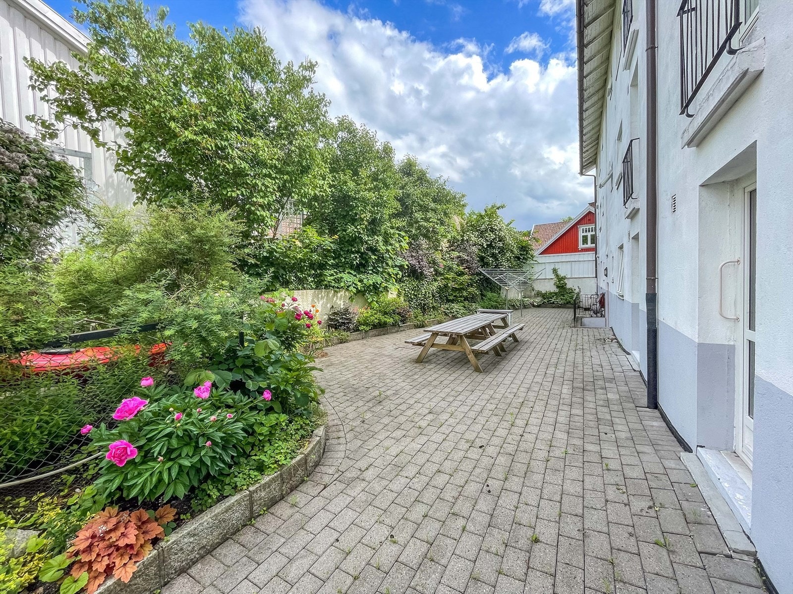 Borettslaget har en pent opparbeidet felles bakhage med belegningsstein, frodig beplantning og sittegruppe. Galleribilde