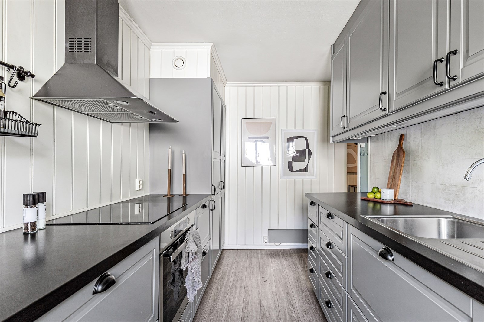 Praktisk kjøkken med innredning fra IKEA. Galleribilde