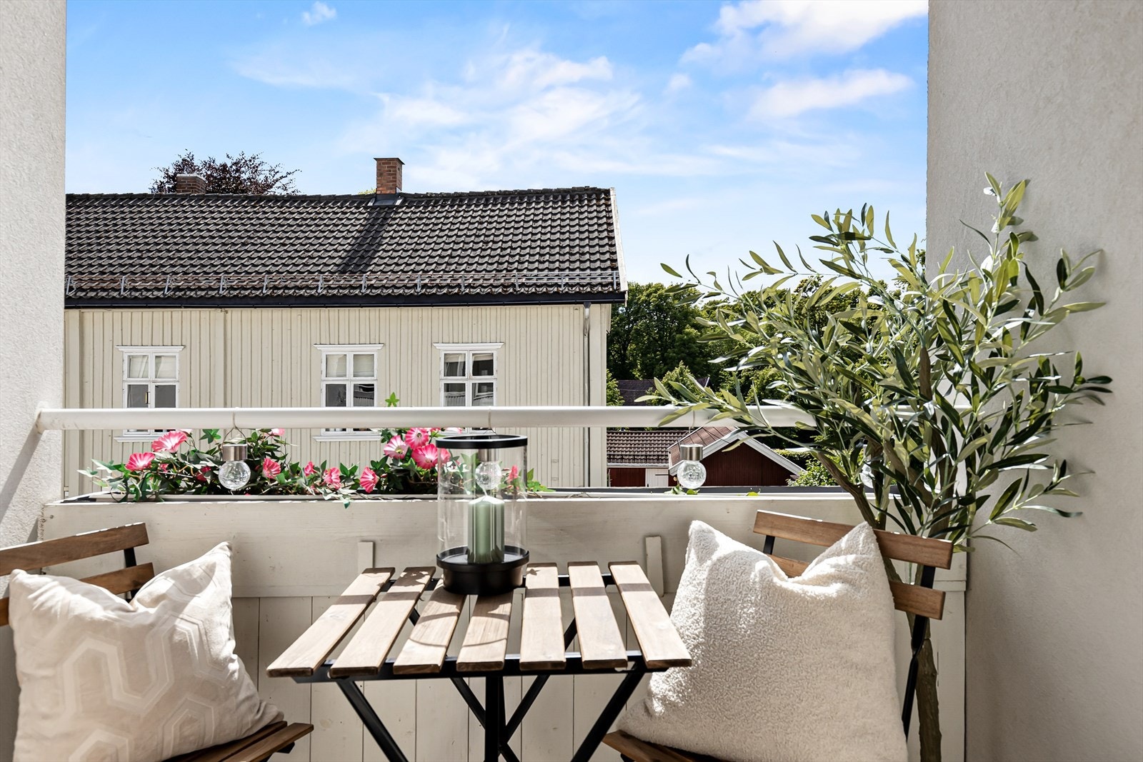 Dette er en pen og moderne leilighet med flott beliggenhet midt i idylliske Drøbak sentrum. Galleribilde