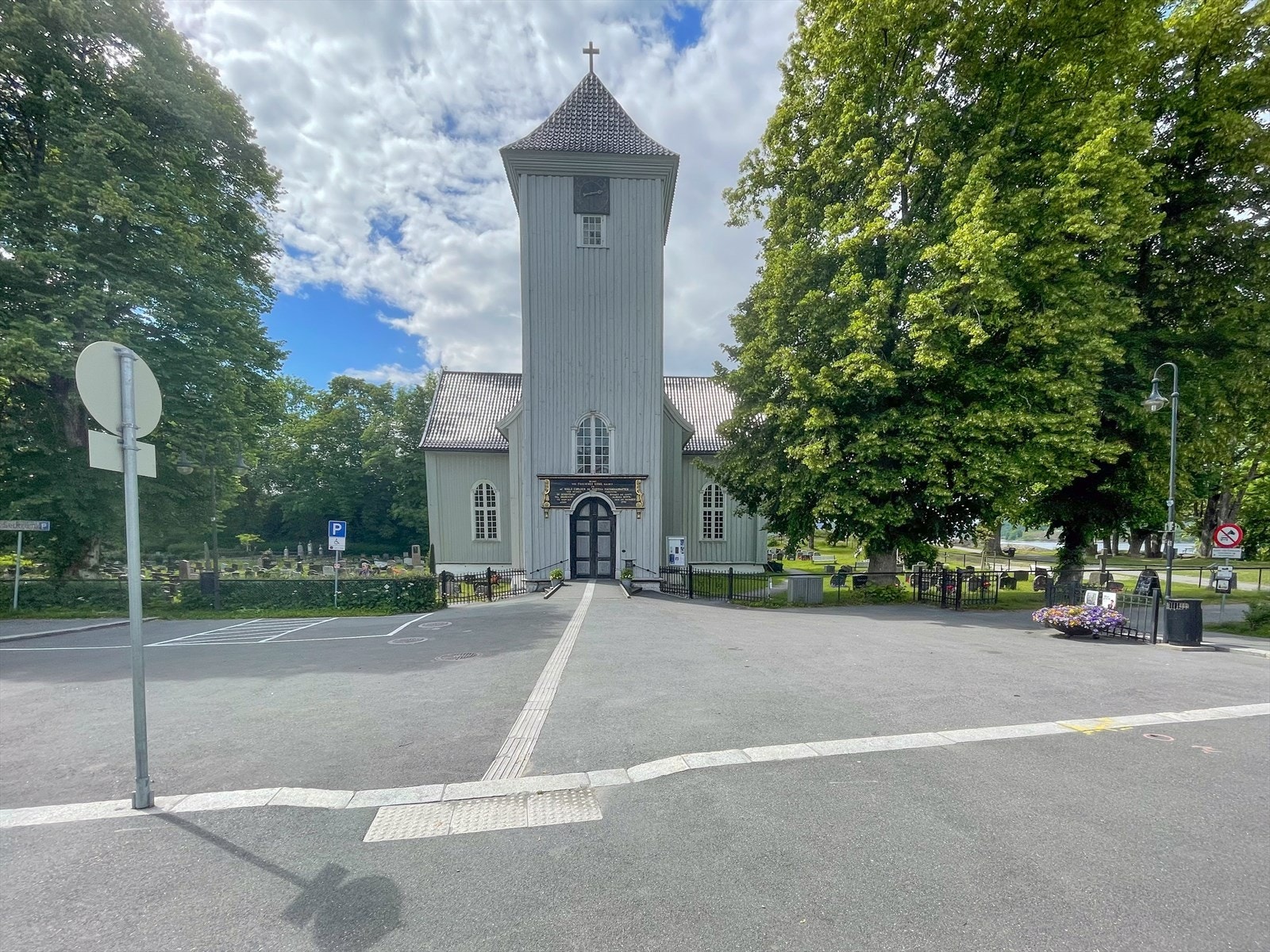 Drøbak kirke, som du ser fra leiligheten, er en korskirke i tømmer fra 1776. Galleribilde