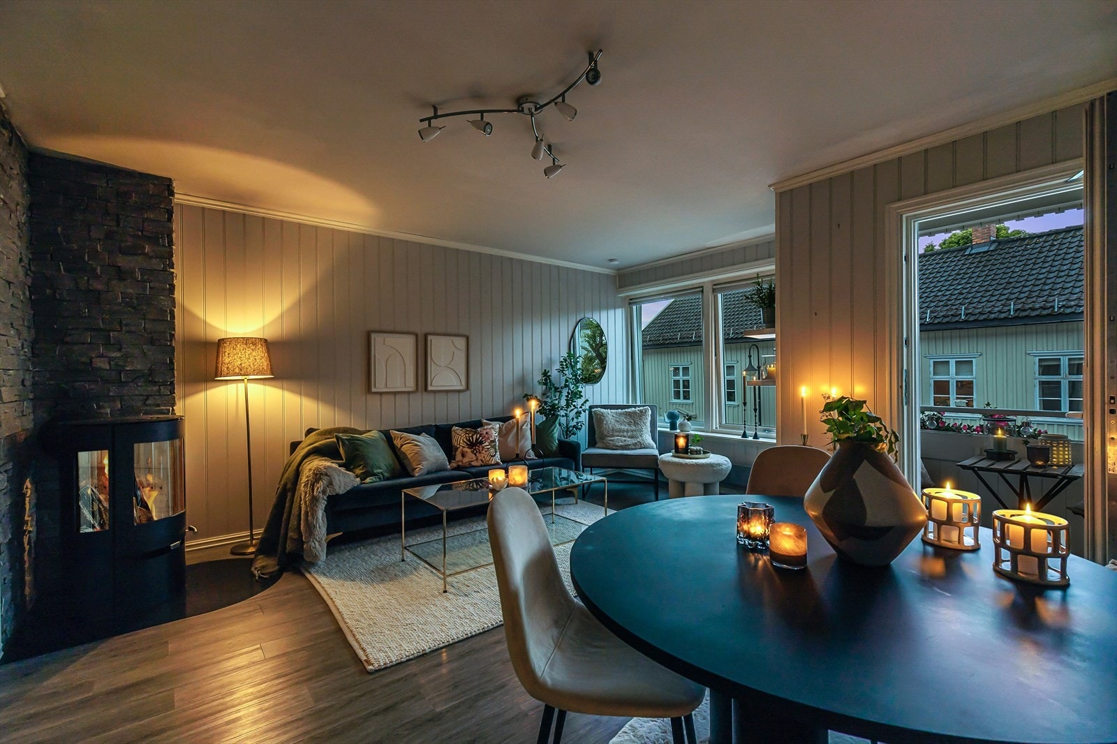 Romslig stue med plass til både sofagruppe og spisebord - perfekt for å invitere venner og familie til hyggelige måltider! Galleribilde