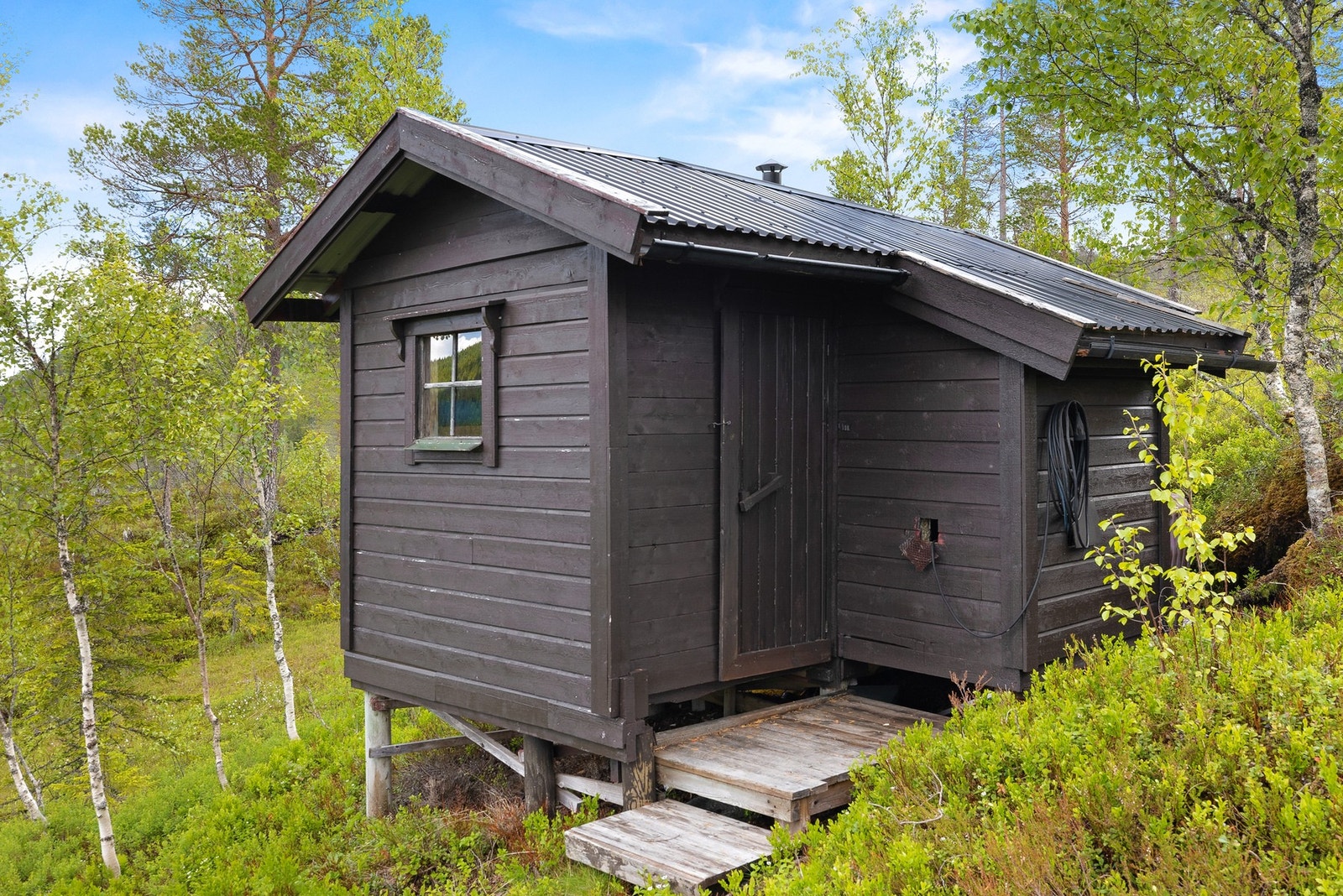 Uthus på ca 7 m² avdelt med bod og utedo, samt et lite rom for aggregat Galleribilde